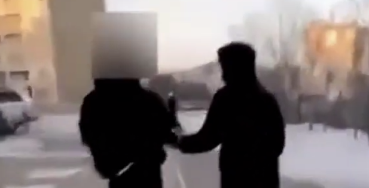 Видео шокировало Казнет: в Актау толпа избила школьника