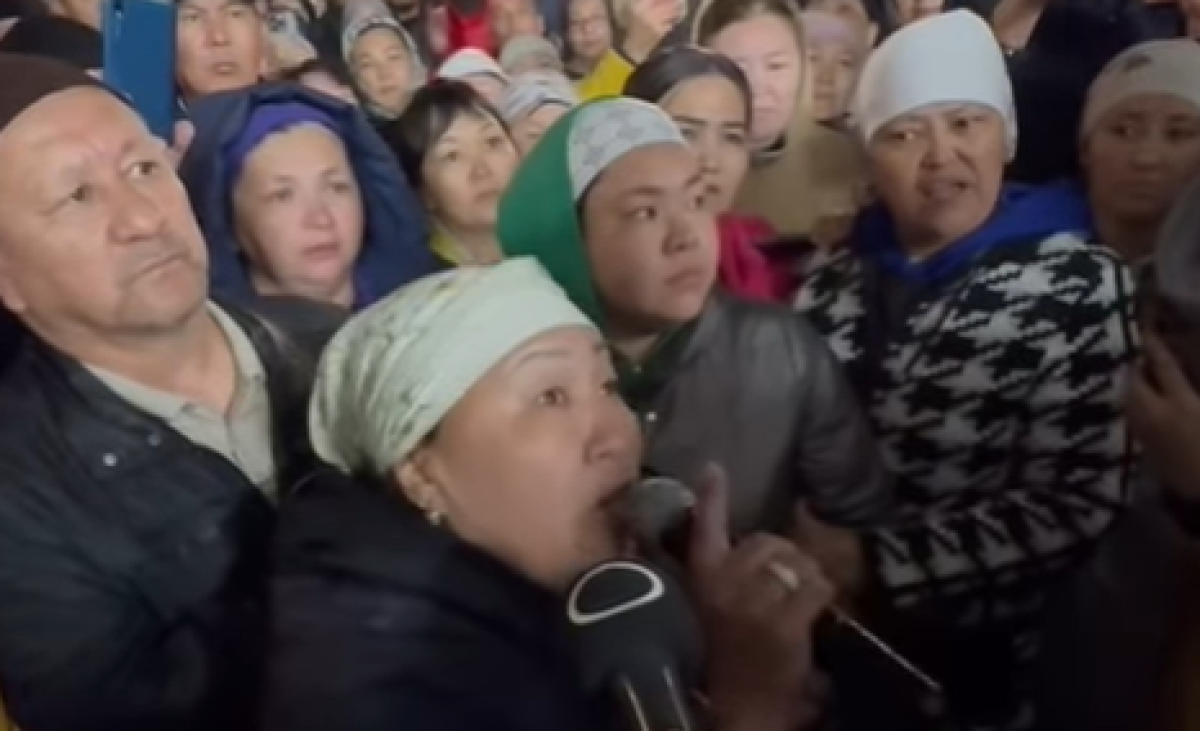 Участниц митинга задерживают в Кульсары