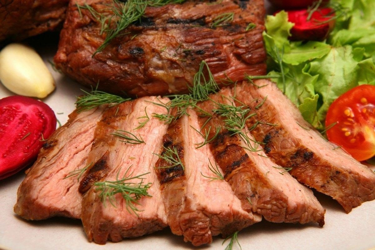 Эксперты назвали самое вредное мясо