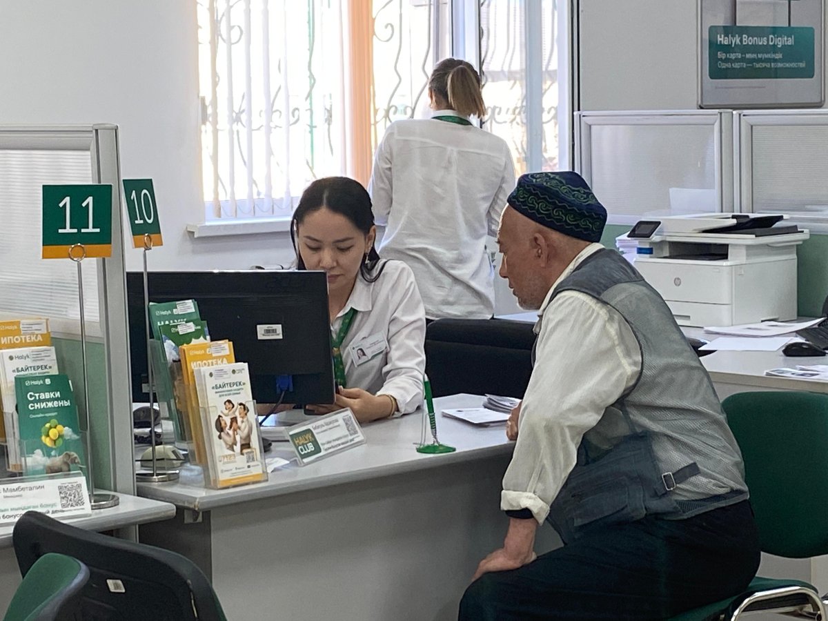 Сотрудники Halyk Bank работают в штабе помощи пострадавшим от наводнения в Кульсары