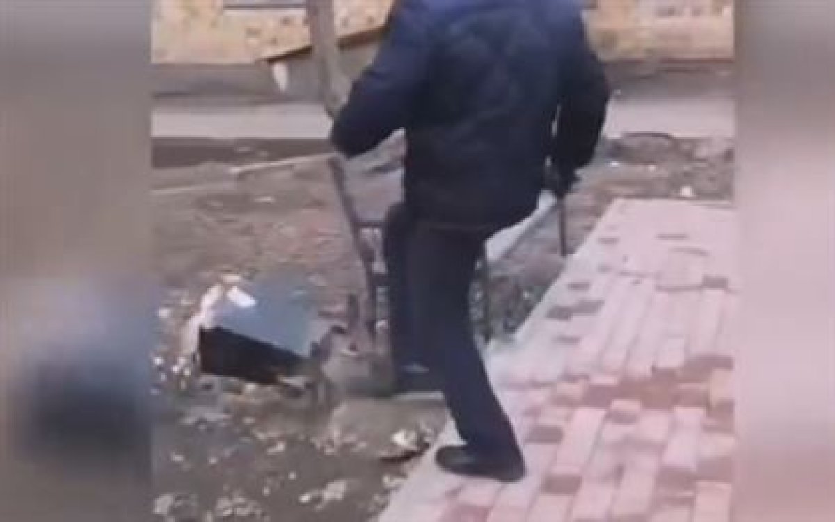 Чиновник демонстративно пинает урны: в Казнете обсуждают видео из Караганды