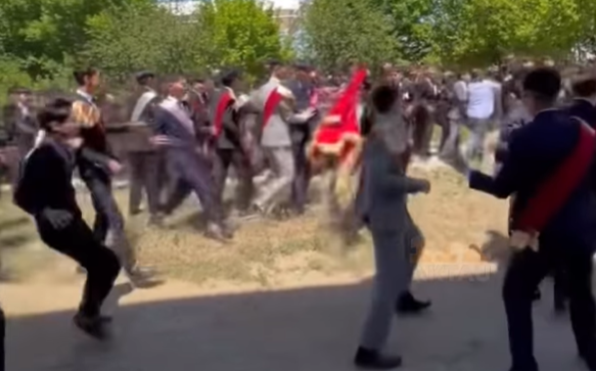 Видео шокировало Казнет: в Мангистау выпускнили устроили массовую драку