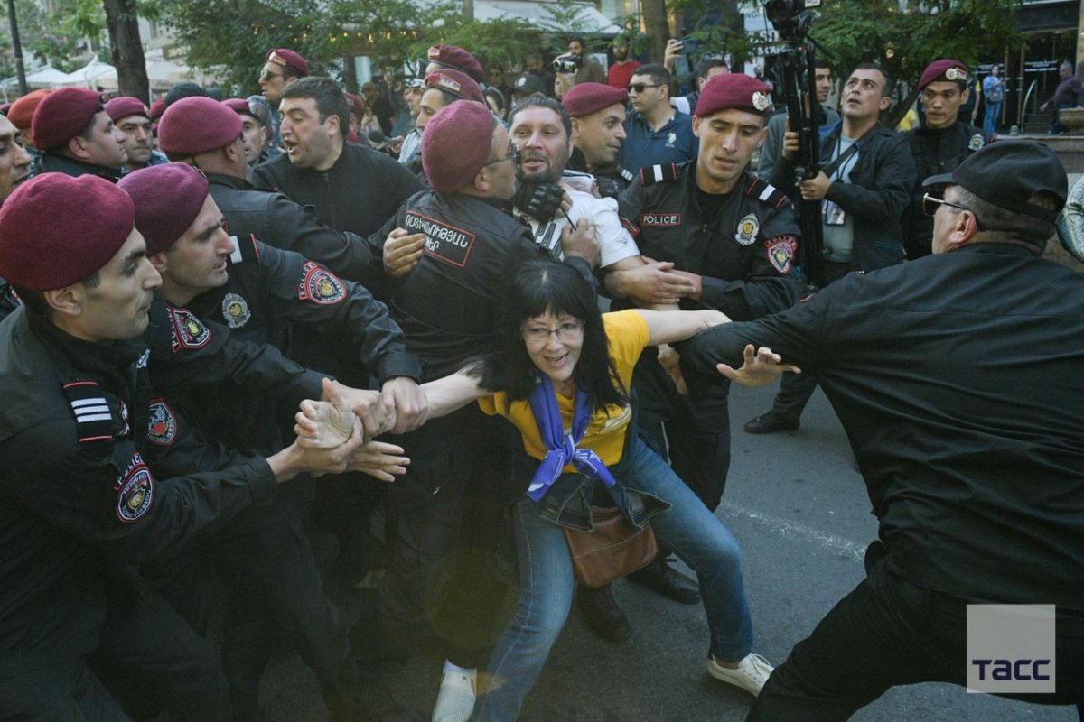 В Армении более 200 человек задержали на протестах против передачи сёл Азербайджану