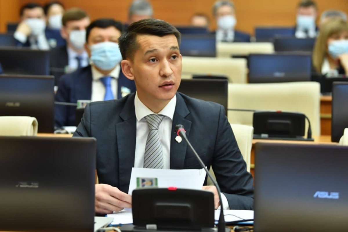 Популизм и отписки от правительства: депутат Адамбеков о кабмине и работе в мажилисе