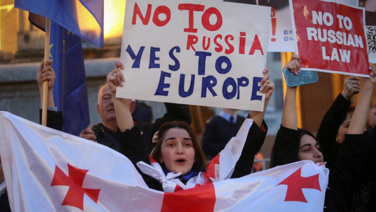 Спикер парламента Грузии подписал закон об "иноагентах", несмотря на массовые протесты