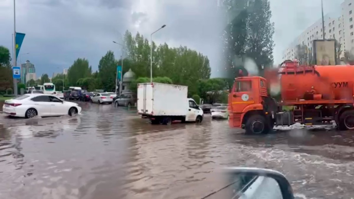 Перекрытые улицы и пробки: Астану затопило после сильного ливня