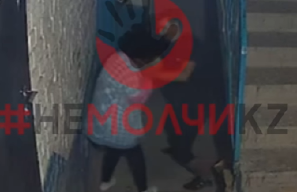 Видео шокировало Казнет: житель Атырау напал на девушку с ножом