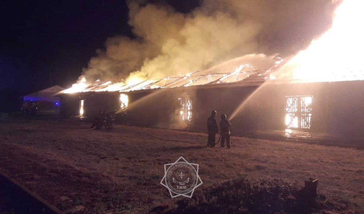 В Семее загорелся склад с аммиачной селитрой
