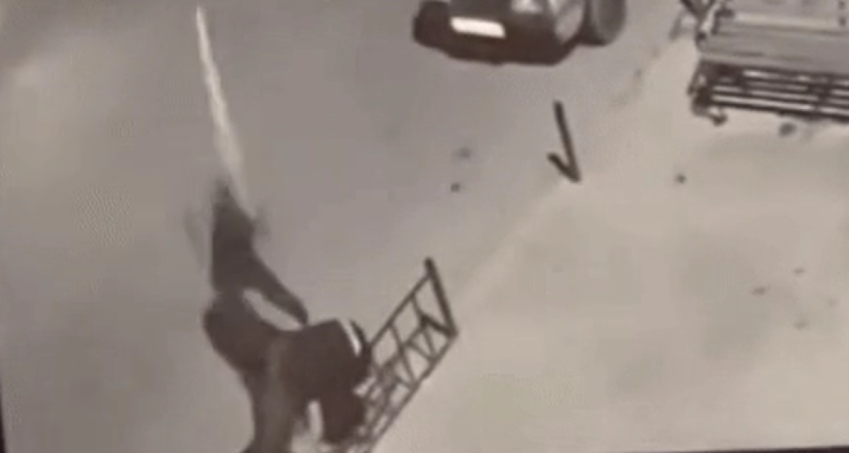 Видео шокировало Казнет: в Актау жестоко избили мужчину
