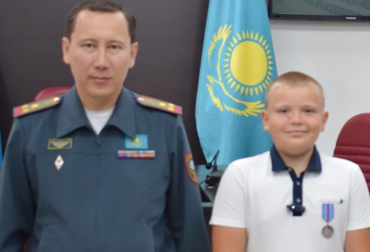 В Кокшетау 10-летний мальчик с гипсом вынес из огня годовалого братика