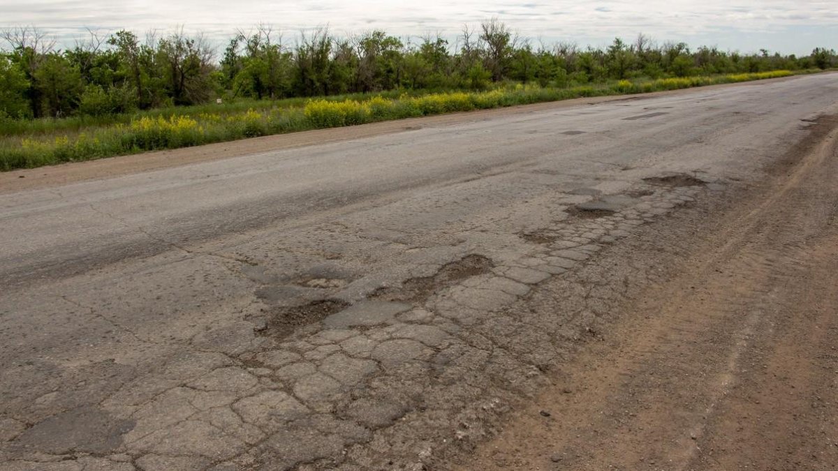 "Крошится в руках": Бектенов раскритиковал качество дорог в Казахстане