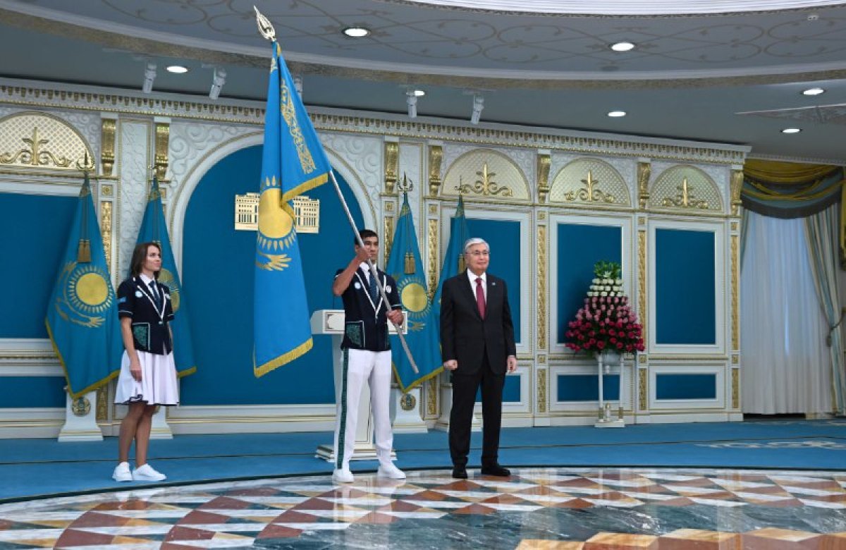 Токаев вручил флаг Казахстана олимпийцам