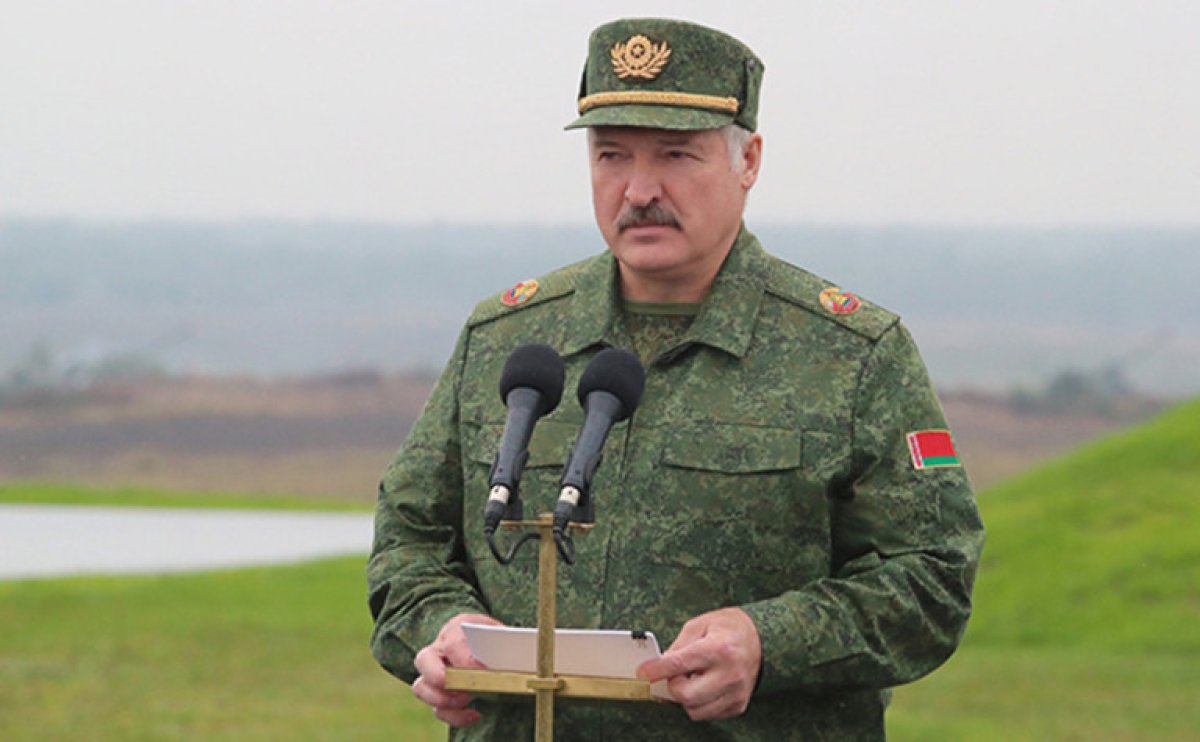 "Стабилизация обстановки": Лукашенко отводит войска от границы с Украиной