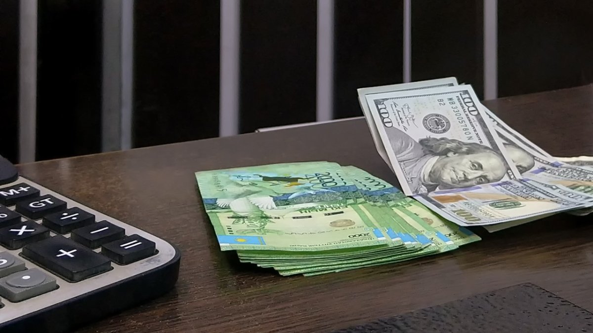 БКС приостанавливает операции с тенге