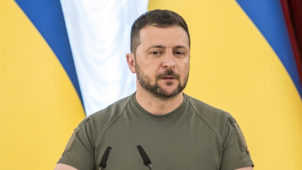 Зеленский предложил принять закон о лишении наград украинцев, живущих в России