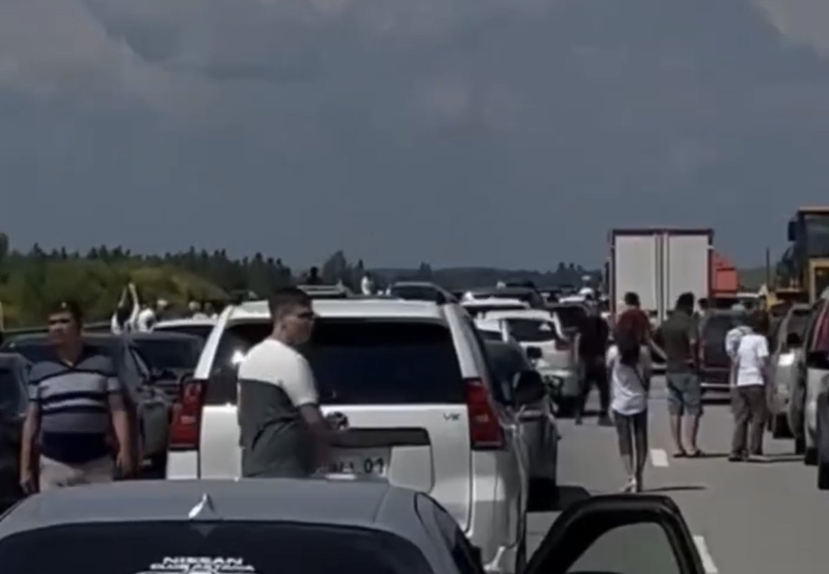 Десятки автомобилей застряли по пути в Боровое из-за ДТП