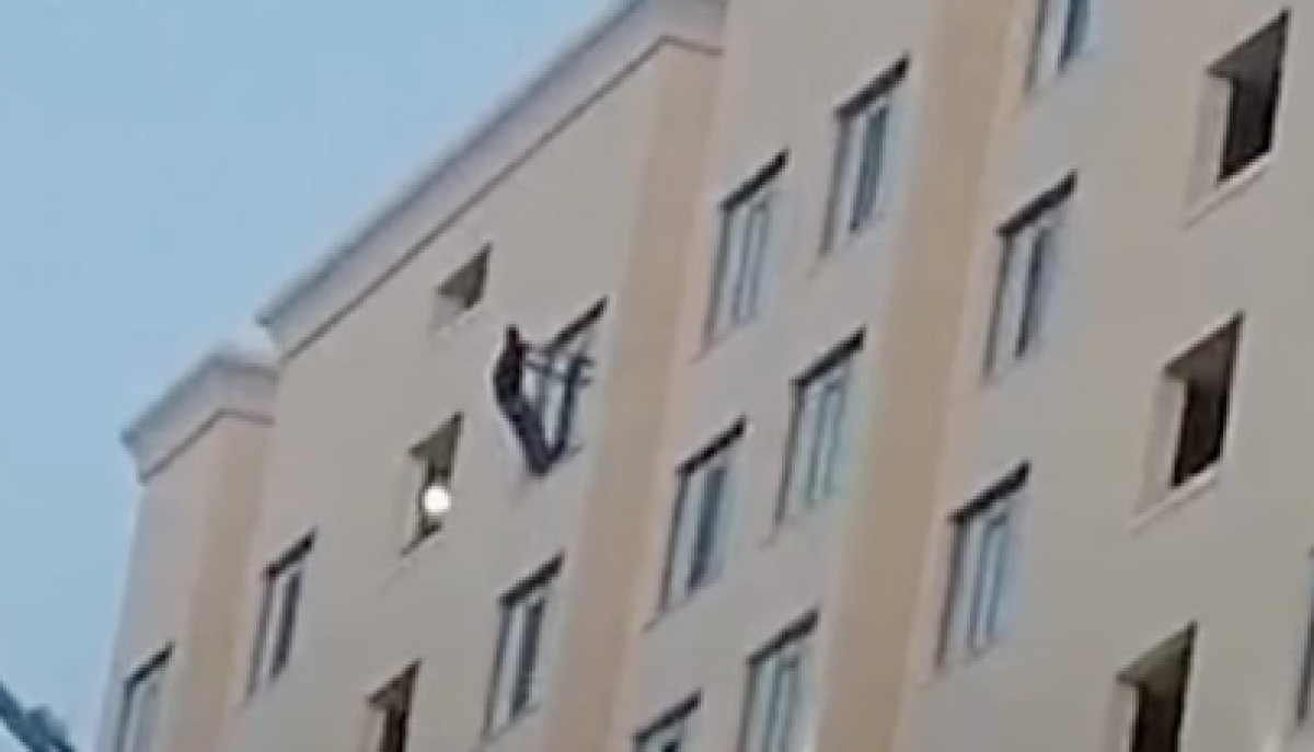 Астанчанин пытался напугать свою супругу попыткой спрыгнуть с 14-го этажа