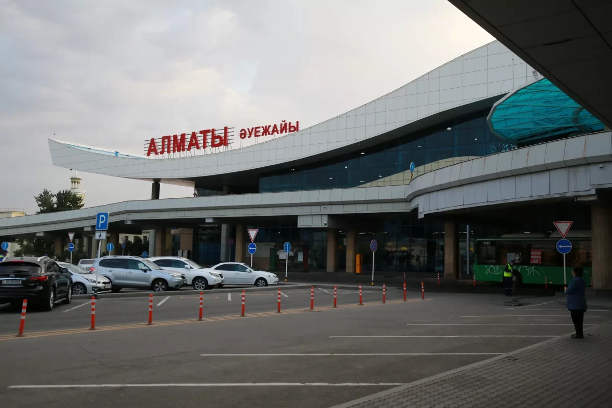 В аэропорту Алматы массово задерживаются рейсы