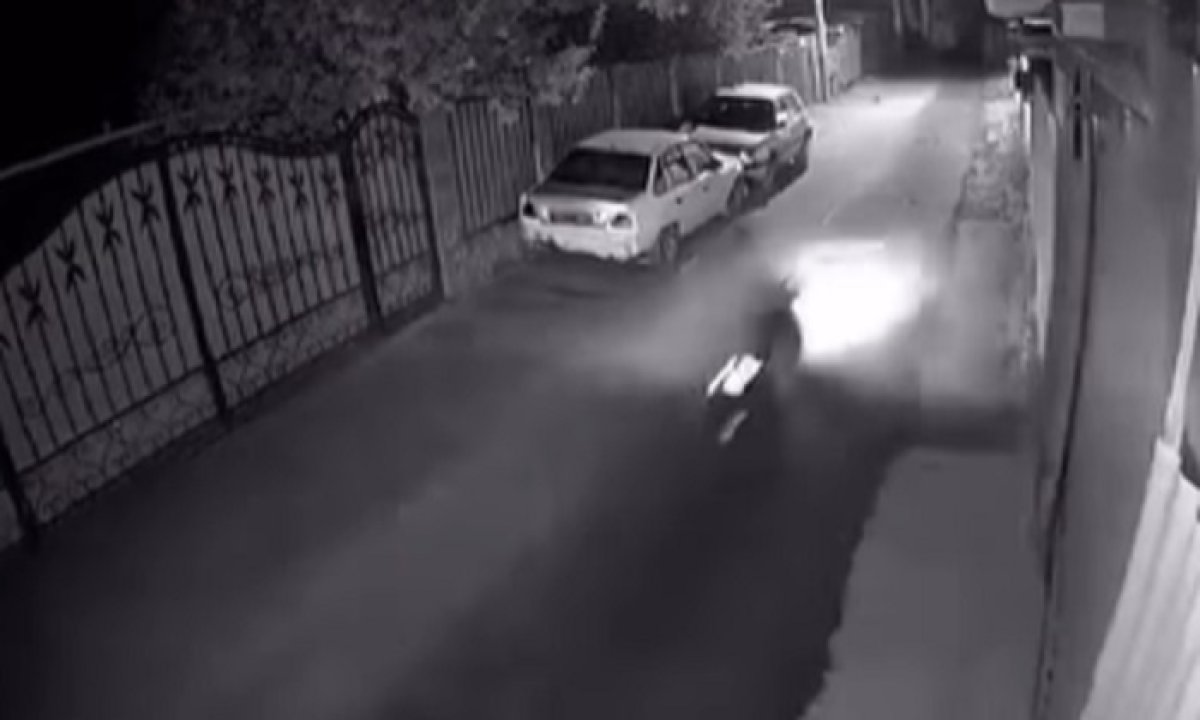 Врезался в ворота жилого дома: мопедист разбился насмерть в Алматы