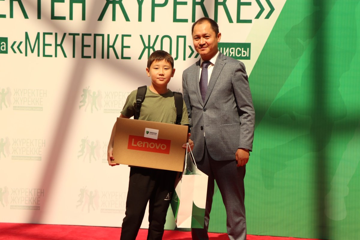 Мектепке жол: 350 школьников из ЗКО получили специальные наборы для учебы
