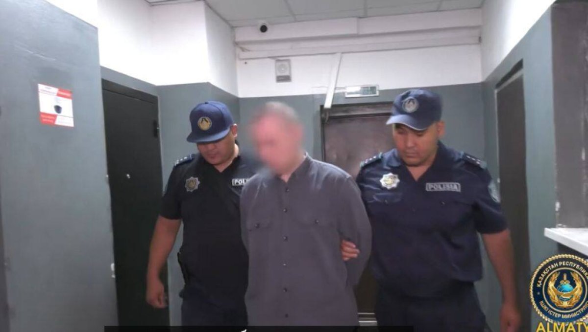 Вандал уничтожил аллею молодых деревьев в Алматы