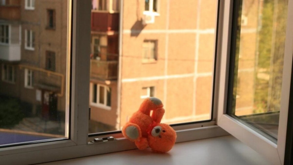 В Уральске двухлетняя девочка выпала из окна многоэтажки