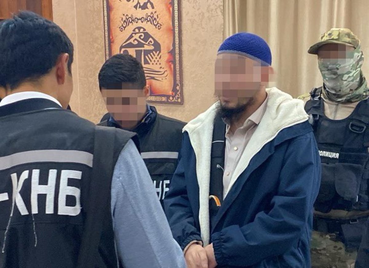 Иностранца и пятерых казахстанцев обвинили в экстремизме: изъяты боевые гранаты