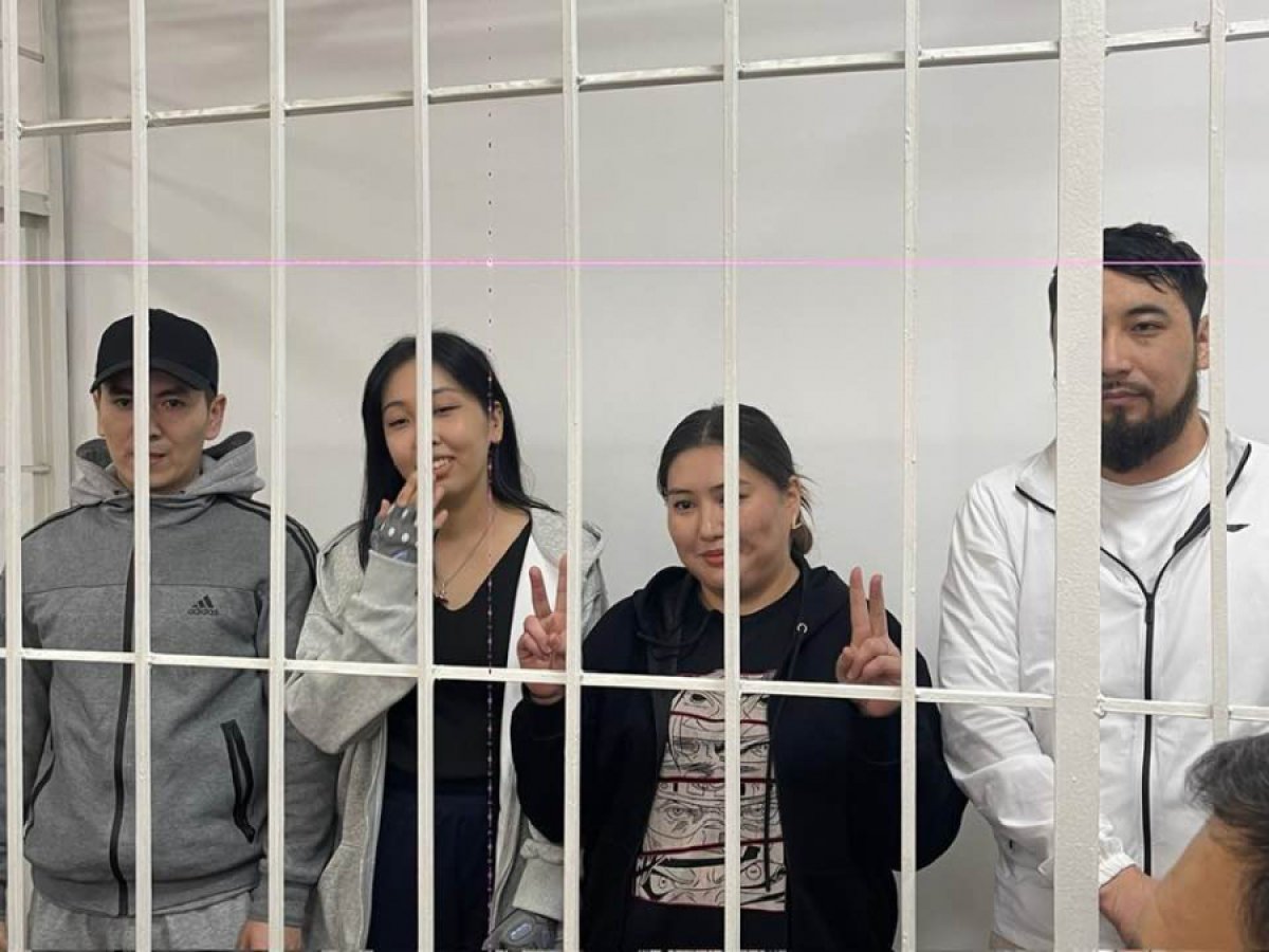 Четырех журналистов Кыргызстана приговорили к тюремным срокам