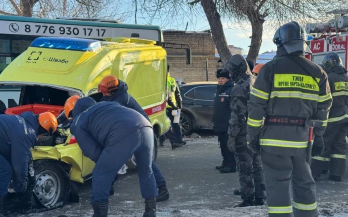Массовое ДТП с участием автобуса и «скорой» произошло в Уральске