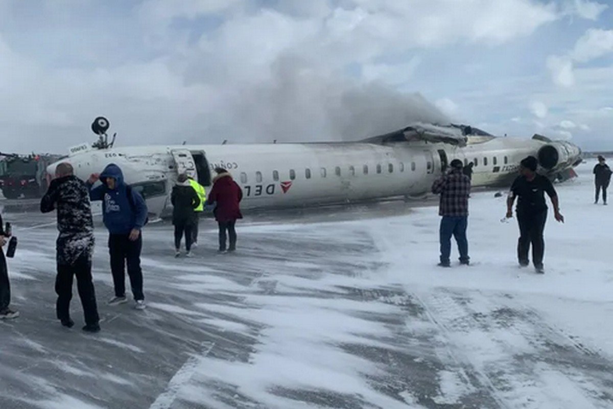 Пассажирский самолет перевернулся при посадке в аэропорту Торонто