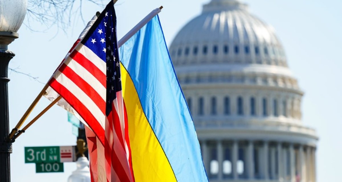 Белый дом приостановил военную помощь Украине