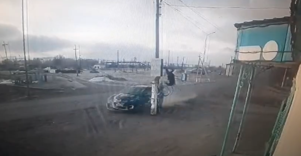 Автомобиль на скорости сбил пожилого велосипедиста в Карагандинской области