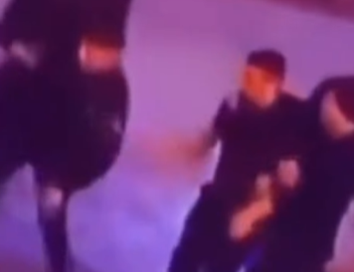 Шокирующее видео: в Астане возле ночного клуба жестоко избили парня