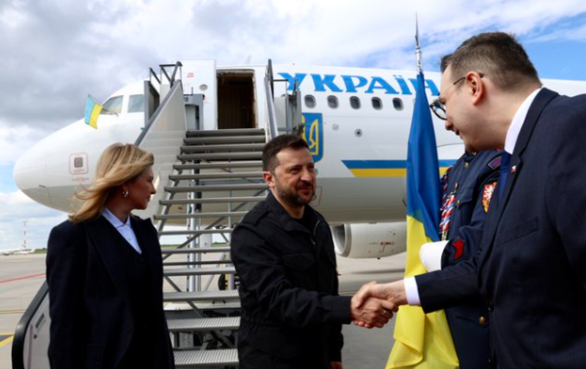 Зеленский в Праге: Украина получит еще 1,5 млн артиллерийских снарядов