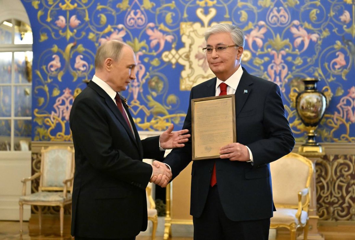 Путин вручил Токаеву наградной лист для его отца