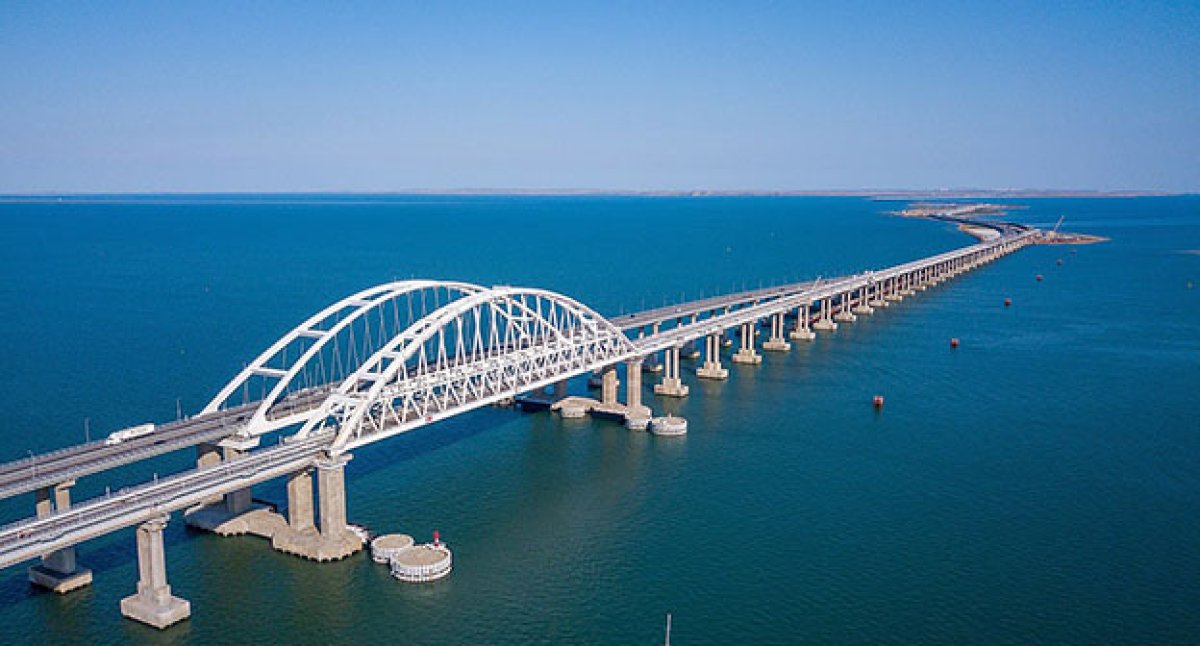 На опорах Крымского моста произведен взрыв, заявили в службе безопасности Украины