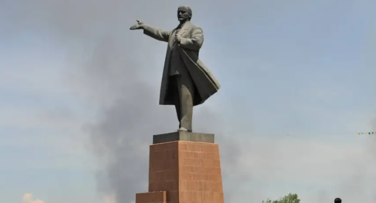 В Кыргызстане снесли самый высокий памятник Ленину