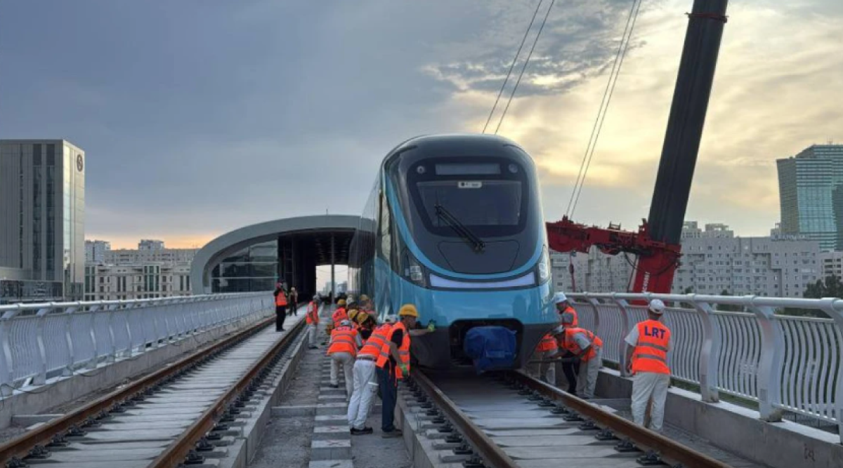 В Астане на станции у «Абу Даби Плазы» установили второй состав LRT