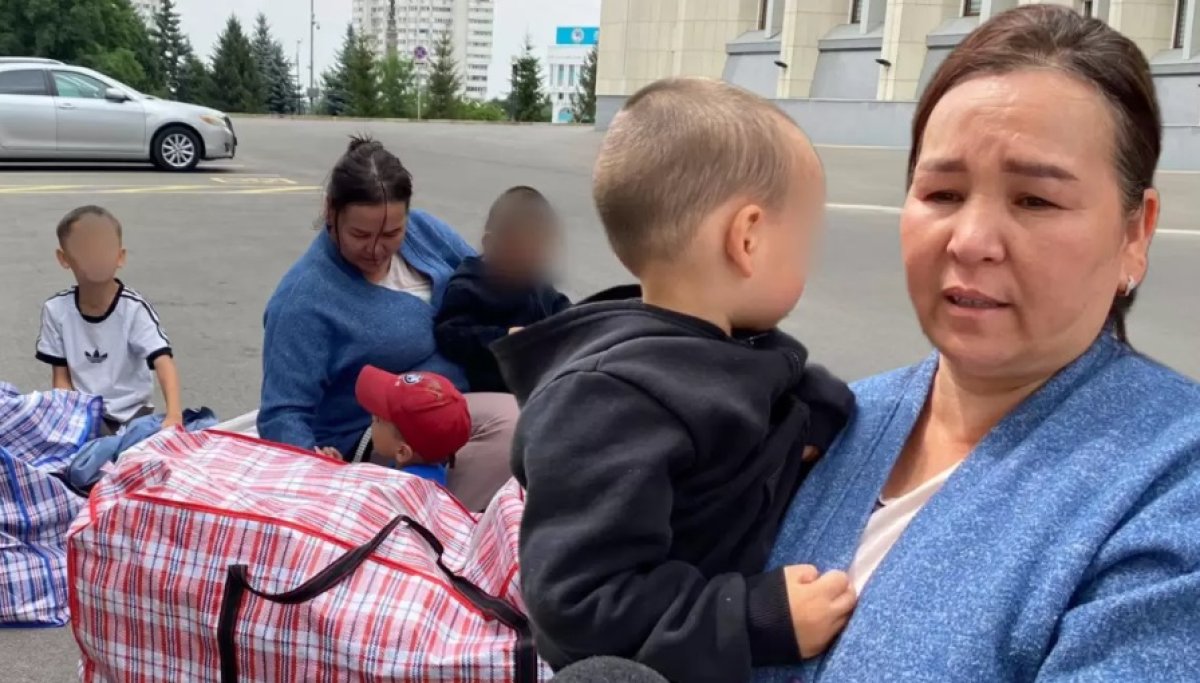 «У меня нет выхода»: женщина с тремя детьми намерена ночевать перед акиматом Алматы