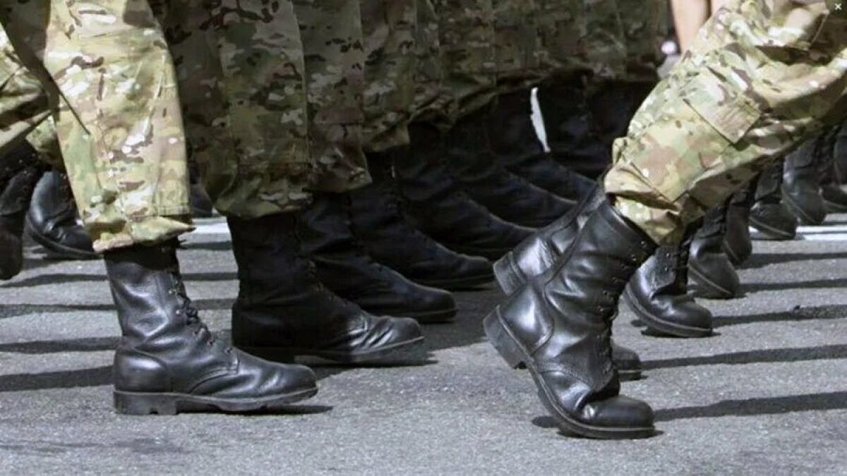 "Отлов" призывников: женщина эмоционально пыталась "отбить" сына в Костанае