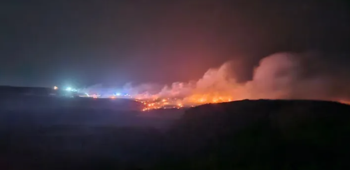 В Алатау горит полигон ТБО: огонь дошел до трассы