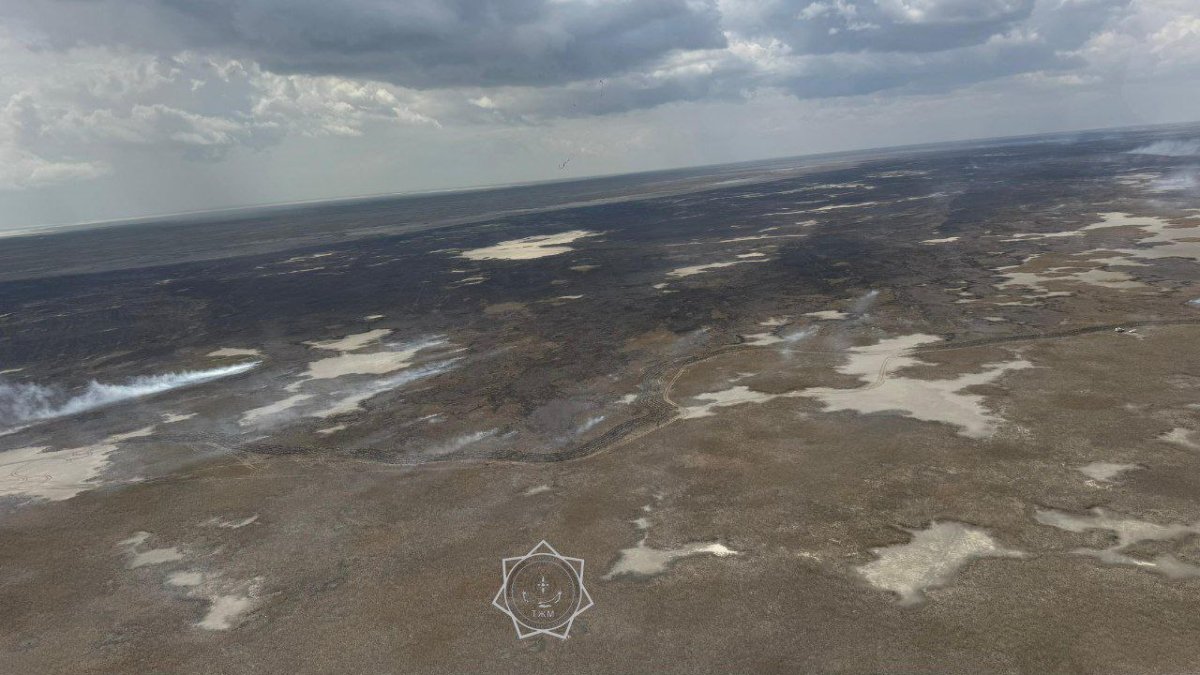 Атырау задыхается от запаха гари: на место пожара сбросили уже почти 300 тонн воды