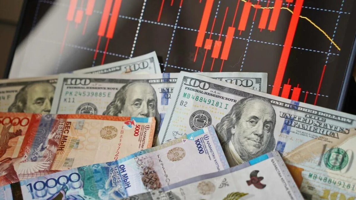 Доллар упадет до 400 тенге: финансист назвал три причины