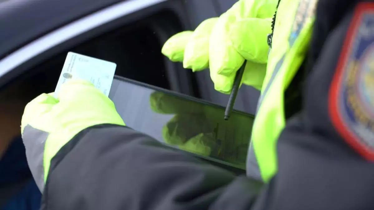 В каких случаях рука, высунутая из авто, приведет к штрафу? Разъяснения от МВД