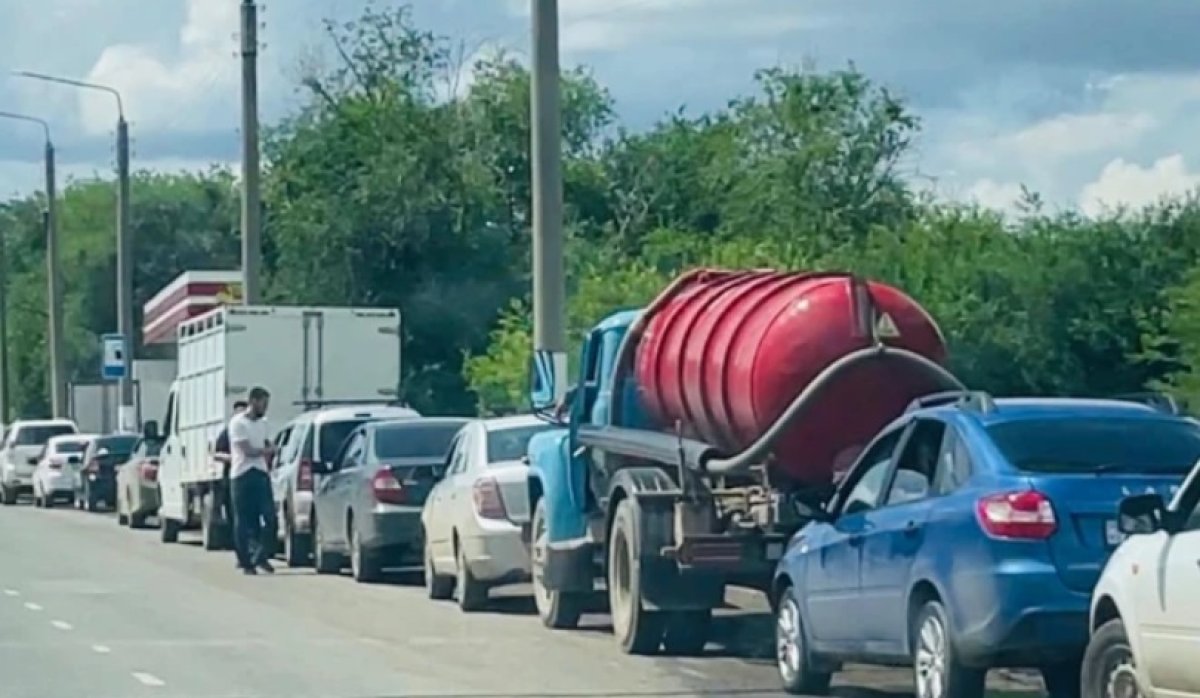 Водители жалуются на очереди за газом на заправках в Уральске