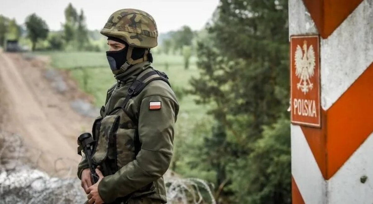 Польша стянула 1,8 тыс. силовиков к границе