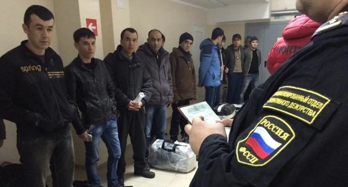 В Азербайджане не исключают массовой депортации соотечественников из РФ