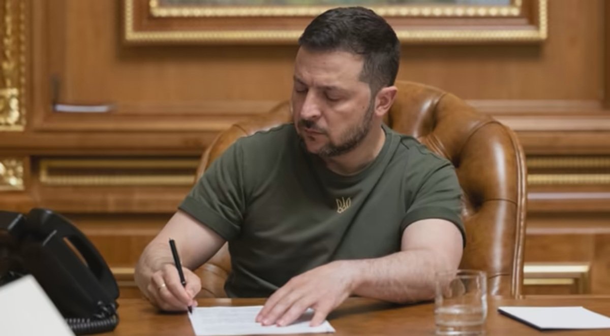 Зеленский подписал скандальный закон, ограничивающий независимость НАБУ и САП