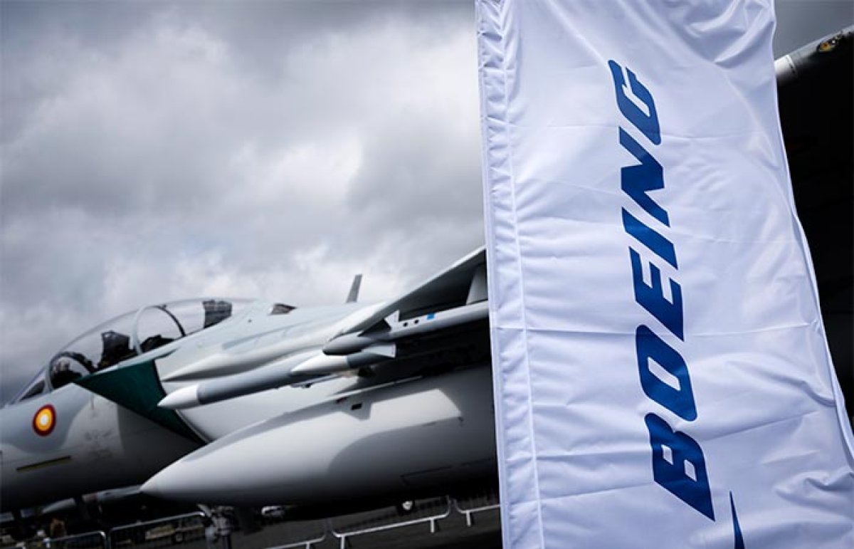 Работники Boeing на заводах по производству истребителей начали забастовку