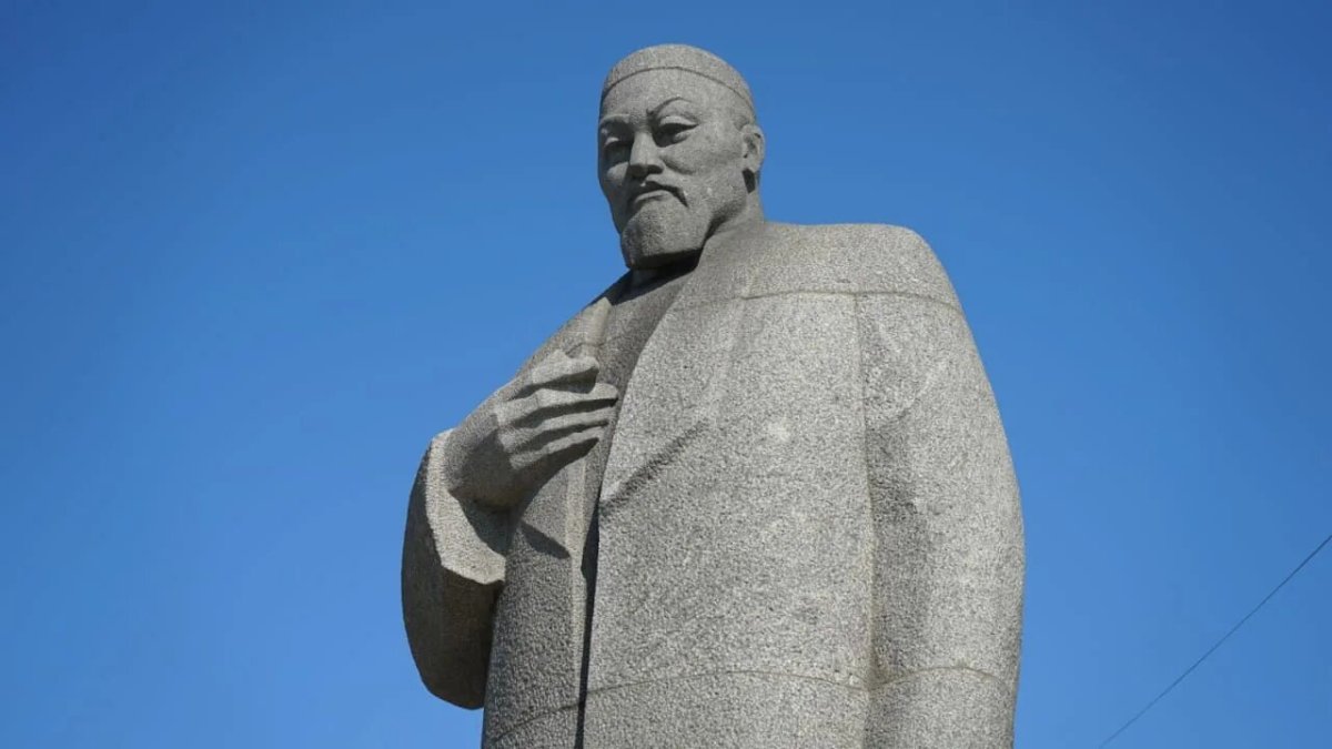 Мужчина принес извинения Абаю от лица всех казахстанцев